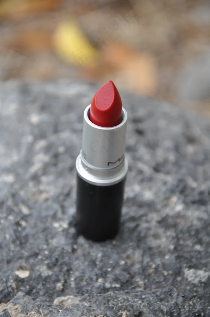 唇膏,口红,唇彩,唇膏/口红,润唇膏,石头上的红色唇膏