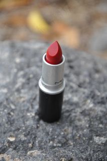 唇膏,口红,唇彩,唇膏/口红,润唇膏,石头上的红色唇膏