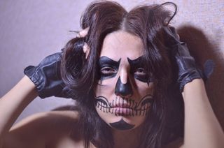 十几岁的女孩，有奇怪的化妆