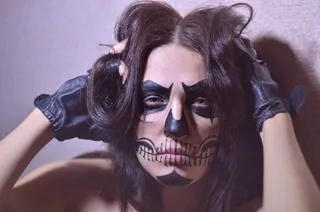 十几岁的女孩，有奇怪的化妆