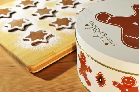 蛋糕盒,屏幕截图,包装袋/盒,贺卡,卡通动漫人物,圣诞饼干和锡在桌子上