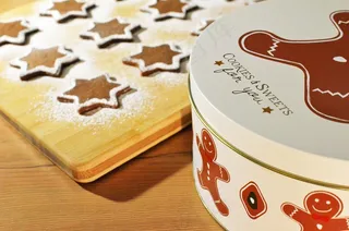 蛋糕盒,屏幕截图,包装袋/盒,贺卡,卡通动漫人物,圣诞饼干和锡在桌子上