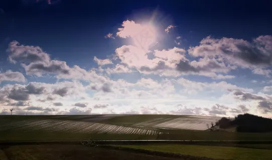 太阳,云团,天空,草地,雪,云层形式,字段 太阳,云团,天空,草地,雪,云层形式,字段