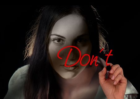 女人，手，离开，墙上，玻璃，不要，没有，不