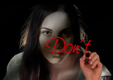 女人，手，离开，墙上，玻璃，不要，没有，不