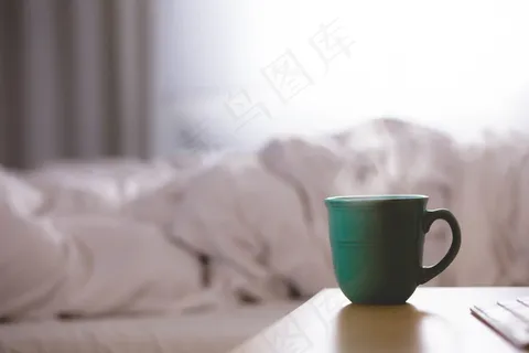杯子,茶杯,咖啡杯,被子,保温杯,咖啡杯和背景中的床