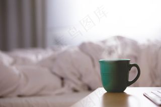 杯子,茶杯,咖啡杯,被子,保温杯,咖啡杯和背景中的床