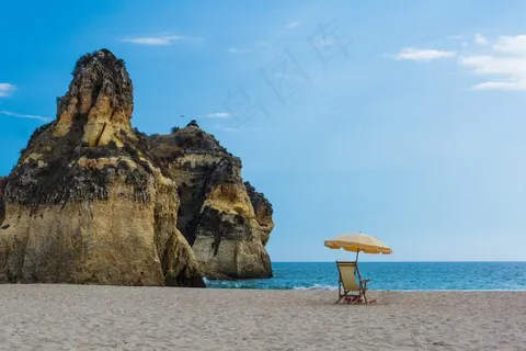 海洋,自然/人文景观,山峦,江河,工艺品,沙滩上的岩石附近的躺椅和沙滩伞 海洋,自然/人文景观,山峦,江河,工艺品,沙滩上的岩石附近的躺椅和沙滩伞