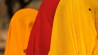 印度多彩披肩的女孩