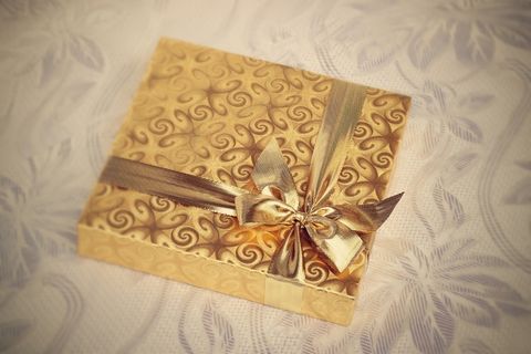 名片,礼品盒,包装盒,礼品包装盒,喜帖,带着弓和丝带的黄金礼物