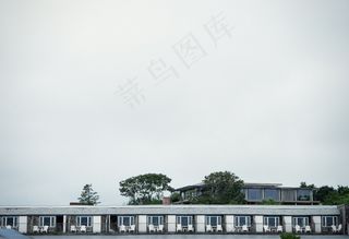 树,天空,居民楼,金属栏杆,墙,天空沙滩多云阳台