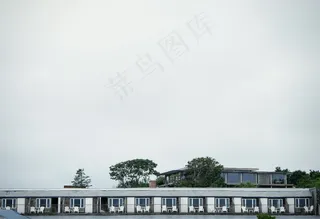 树,天空,居民楼,金属栏杆,墙,天空沙滩多云阳台