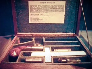 东欧的吸血鬼杀害工具包，显然受到了困扰。