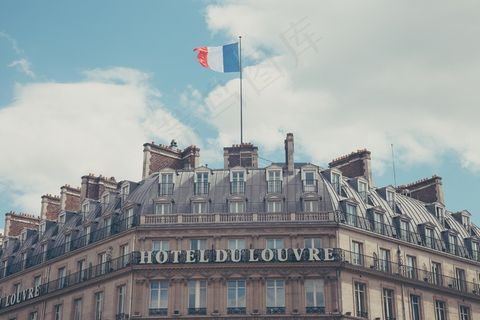 建筑,城市街道,巡洋舰,地毯,过山车,罗浮宫酒店和法国国旗的视图