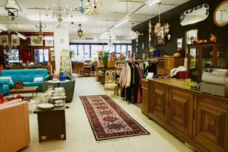 地毯，家具，礼服，镜子，烛台，灯