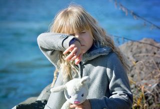 人类，儿童，女孩，金发，长长的头发，泰迪熊