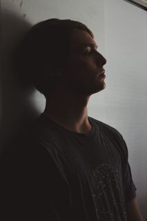 庄严，沉思，沮丧，怀疑，沮丧