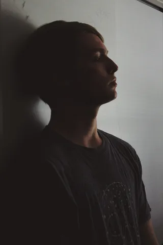 庄严，沉思，沮丧，怀疑，沮丧