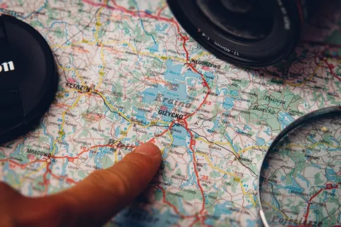 地图,耳机,设计效果图,指南针,密码锁,男子指着地图与佳能相机旁边