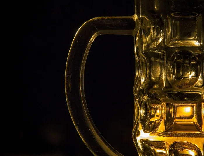 酒杯,扎啤杯,玻璃杯,酒,工艺品,啤酒杯在黑暗中的近似镜头