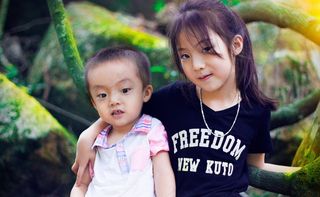 女孩，男孩，姐妹和兄弟，可爱的孩子，亚洲