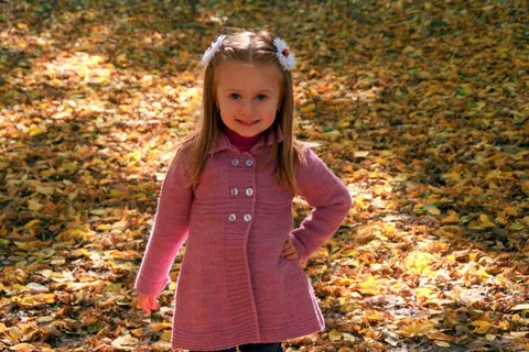 儿童，女孩，金发，蓝眼睛，秋季，叶子
