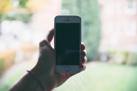 人类的手，握着手机在户外