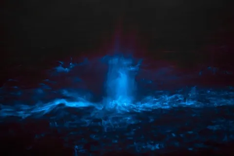 '制作飞溅'-安格尔西Lleiniog海滩