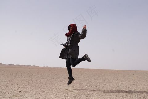 幸福的女人，在沙漠上跳跃