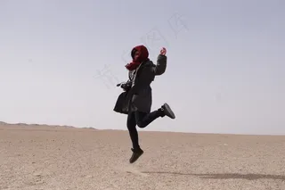 幸福的女人，在沙漠上跳跃