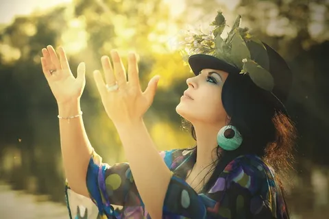 美女,婚纱写真,人物特写,屏幕截图,合照,有花的幻想妇女在有被举的众多的帽子