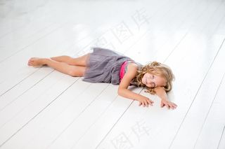 美女,牛仔裤,抹胸,体操图,舞者,躺在地板上的漂亮金发赤脚女孩的画像