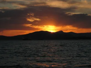 海，日落，橙海，傍晚的天空，山，水