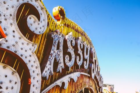 卡通动漫人物,建筑,图画,剧院/博物馆/礼堂,屏幕截图,标志厚脸皮的灯泡