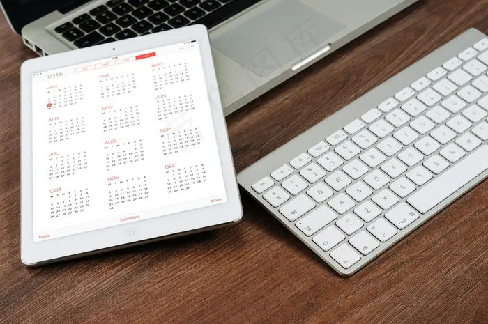 桌上的电脑键盘，笔记本电脑和数字平板电脑