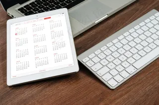 桌上的电脑键盘，笔记本电脑和数字平板电脑