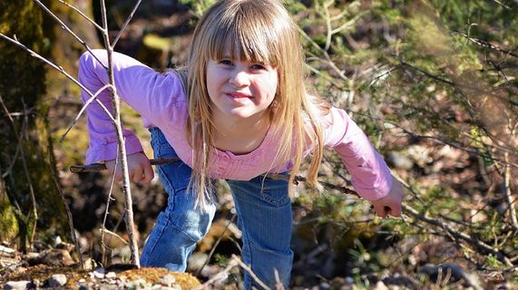 人类，儿童，女孩，金发，脸，自然，热爱自然