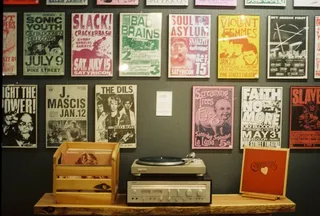 室内一角,柜子,沙发,椅子,装修效果图,电唱机和黑胶唱片