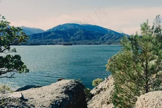 山，湖泊，阳光，松树，岩石，自然