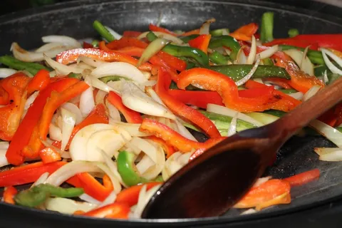 辣椒,蔬菜,沙拉,红色,绿色,黄色,洋葱 辣椒,蔬菜,沙拉,红色,绿色,黄色,洋葱