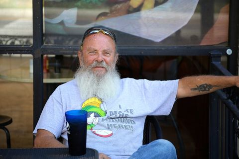 男子，外面，放宽，老，老人，高级，胡子