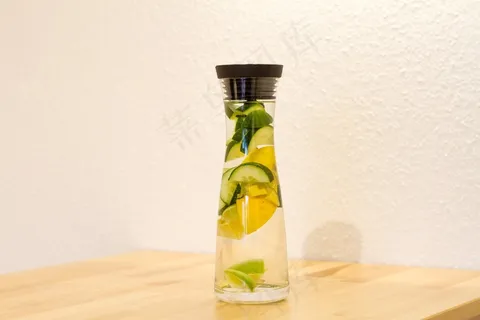排毒,水,玻璃水瓶,饮料,柠檬,酸橙,黄瓜 排毒,水,玻璃水瓶,饮料,柠檬,酸橙,黄瓜