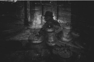 人物特写,煤矿工人,编钟,铸铁工场,油画,黑白双曝光