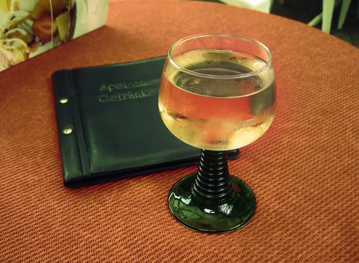 玻璃，酒杯，饮料，酒，白色液体，硬