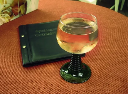 玻璃，酒杯，饮料，酒，白色液体，硬