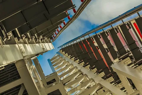 椅子,金属栏杆,地板砖,室内一角,墙,现代建筑的低角度视图 椅子,金属栏杆,地板砖,室内一角,墙,现代建筑的低角度视图