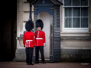 高帽,门洞,电话亭,民居,巷道,守卫镜子