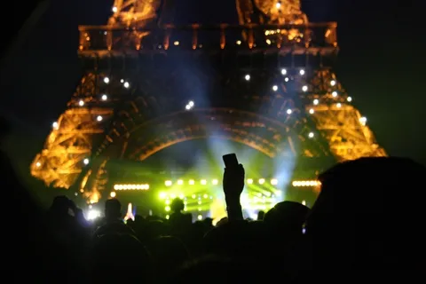 都市夜景,吸顶灯,灯,冰灯,生日蜡烛,晚上在艾菲尔铁塔附近的摇滚音乐会 都市夜景,吸顶灯,灯,冰灯,生日蜡烛,晚上在艾菲尔铁塔附近的摇滚音乐会