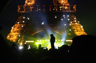 都市夜景,吸顶灯,灯,冰灯,生日蜡烛,晚上在艾菲尔铁塔附近的摇滚音乐会