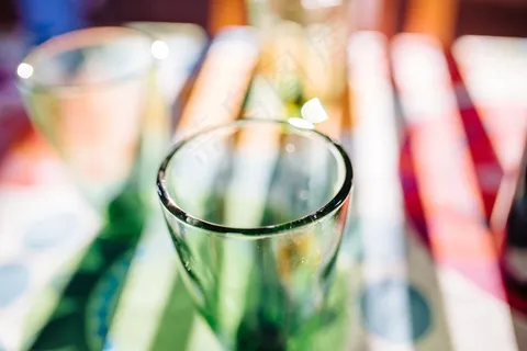 杯子,玻璃杯,红酒杯,白开水,高脚杯,在餐厅桌上的眼镜